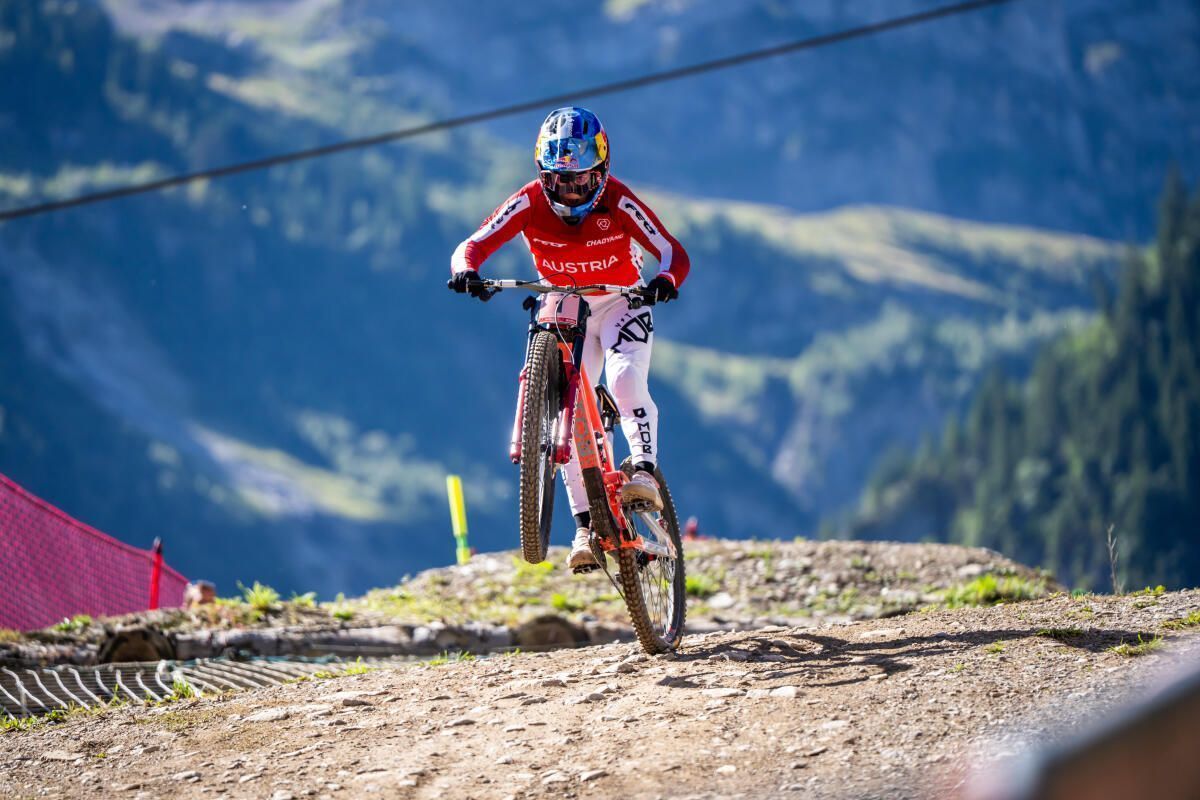 Überlegener Heimsieg von Downhillerin Höll in Leogang
