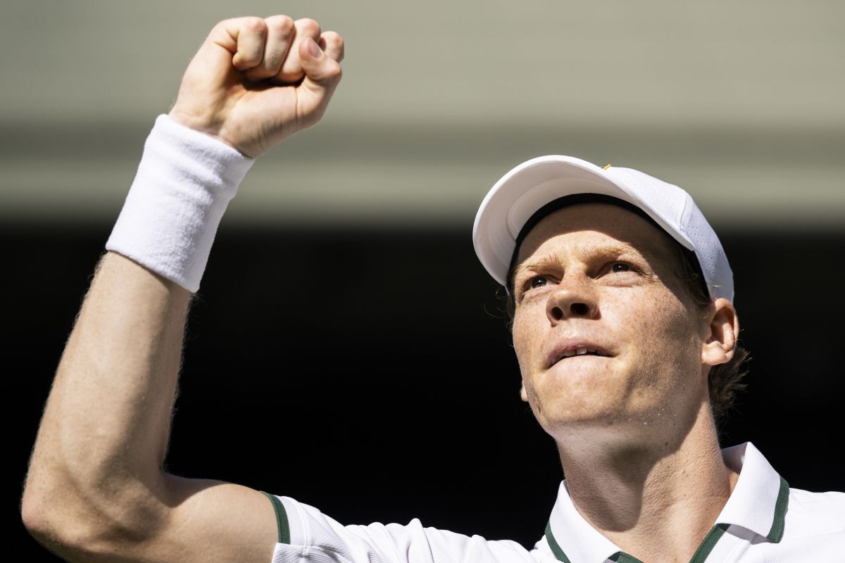 Wimbledon-Topfavorit Sinner stürzt und siegt in fünf Sätzen