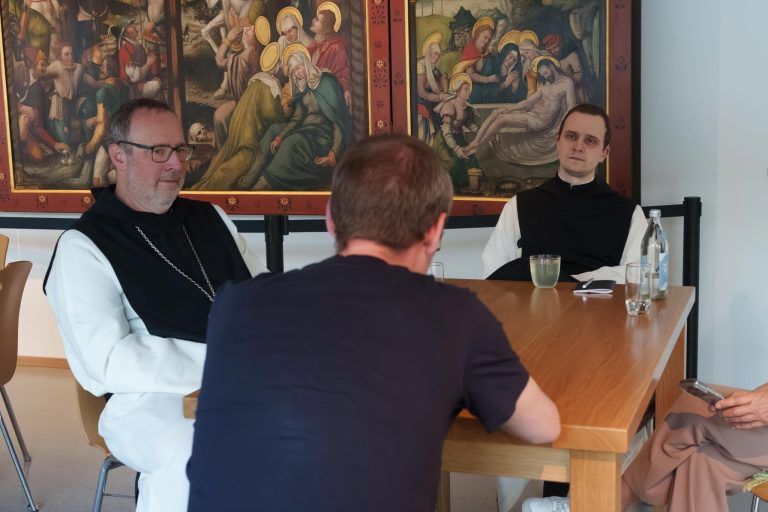 Ich verbrachte eine Nacht im Kloster und traf den wohl lustigsten Mönch Vorarlbergs