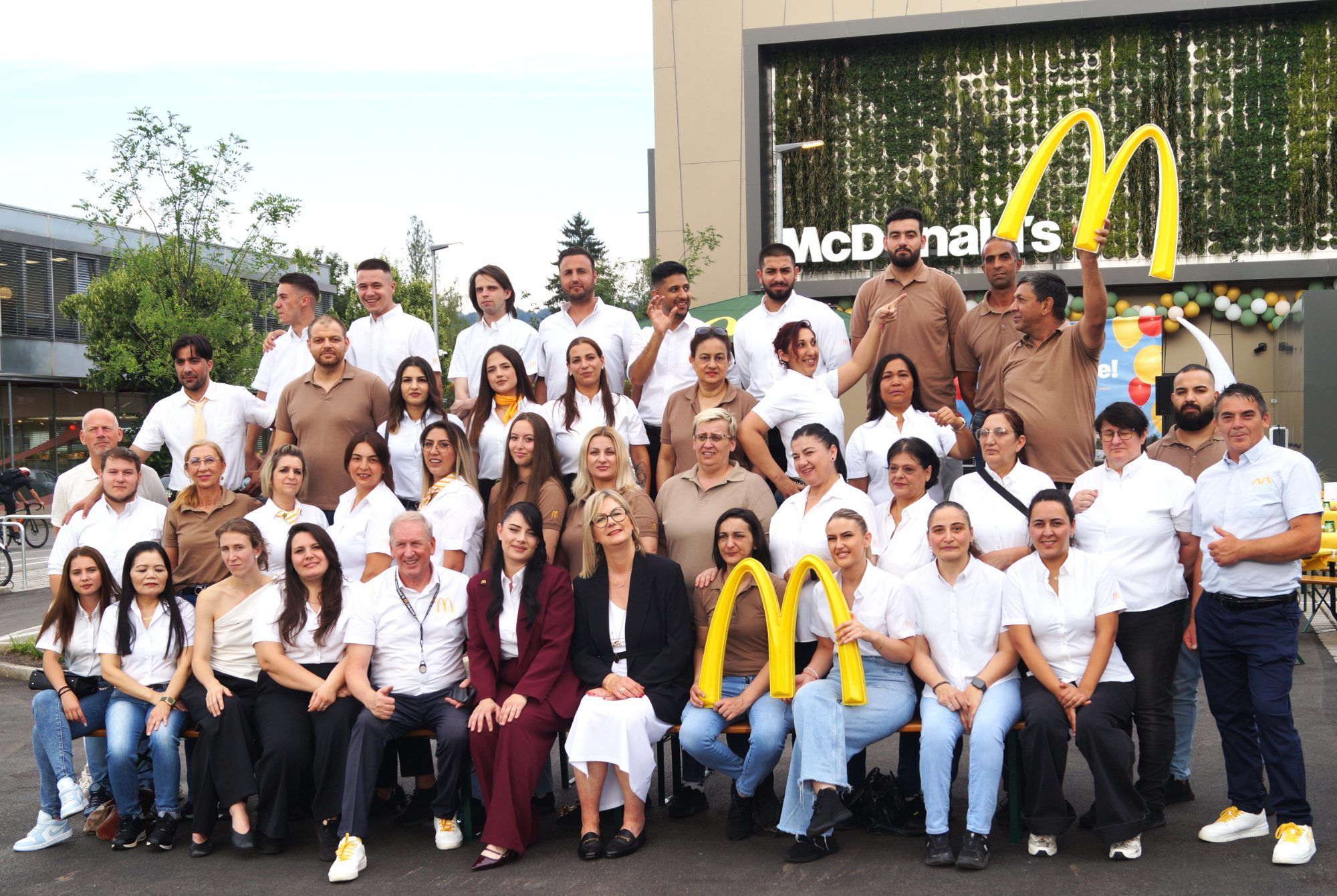 Das Team mit Loek und Annette Versluis vorne Mitte und dazwischen Restaurantleiterin Deniz Celem