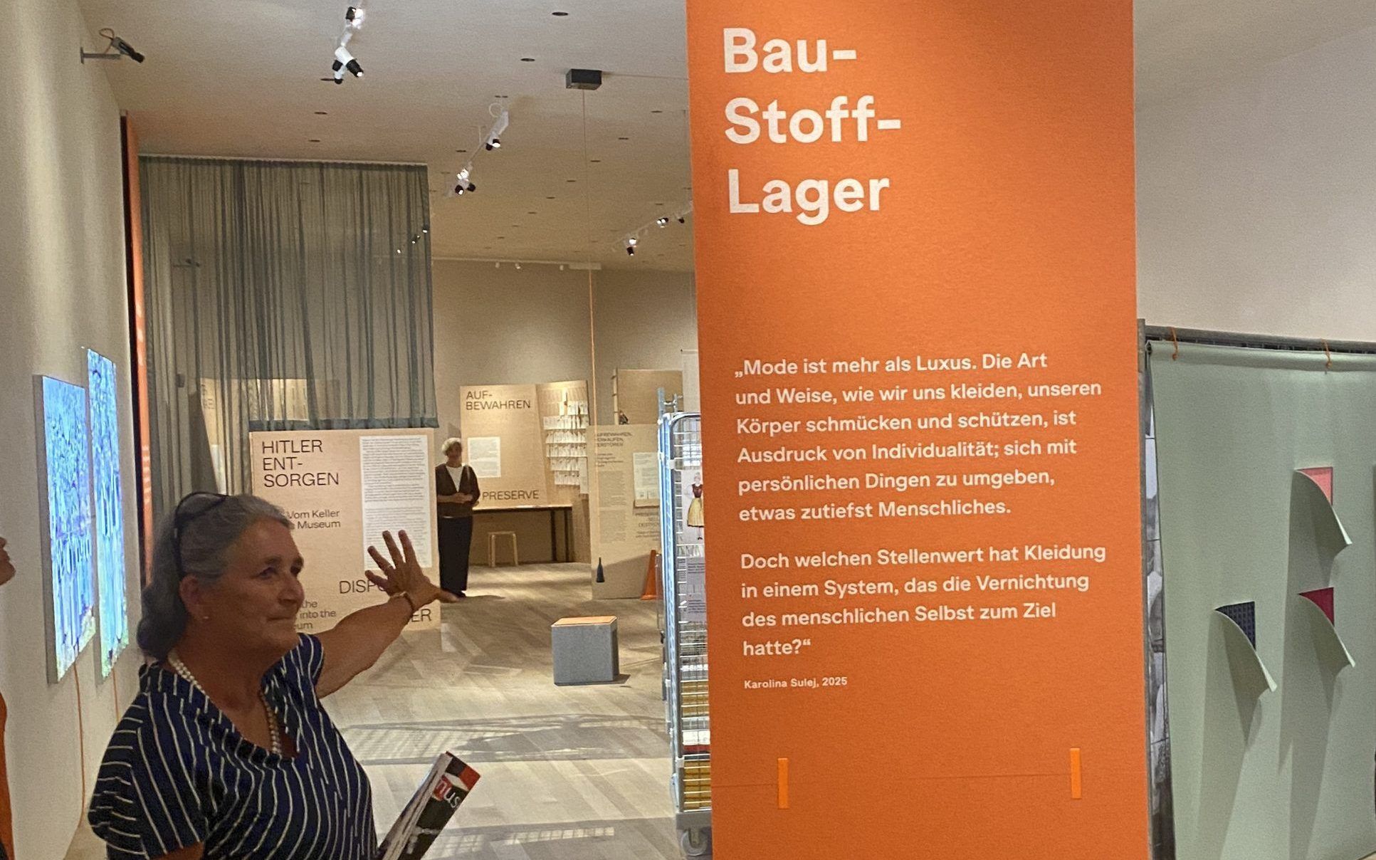 Theresia Anwander als Kuratorin der Ausstellung auf der 