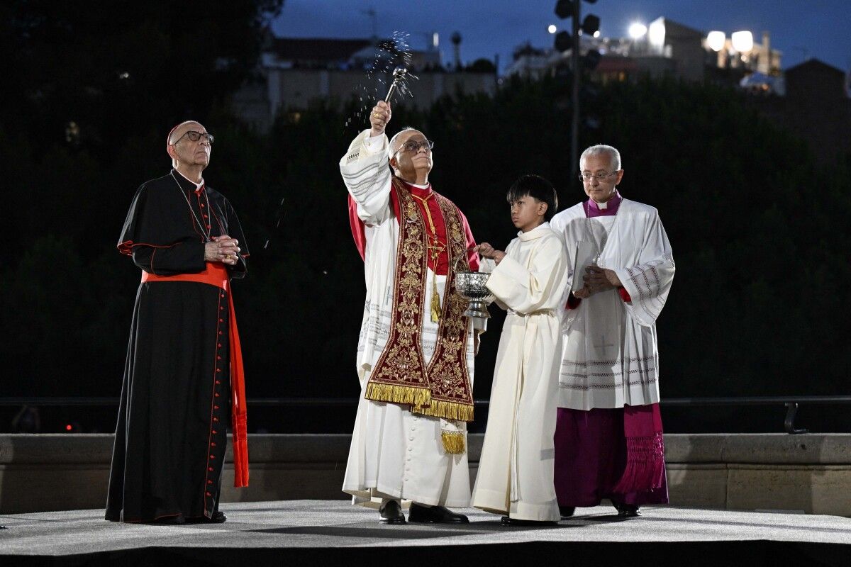 Papst segnet höchsten Kirchturm der Welt