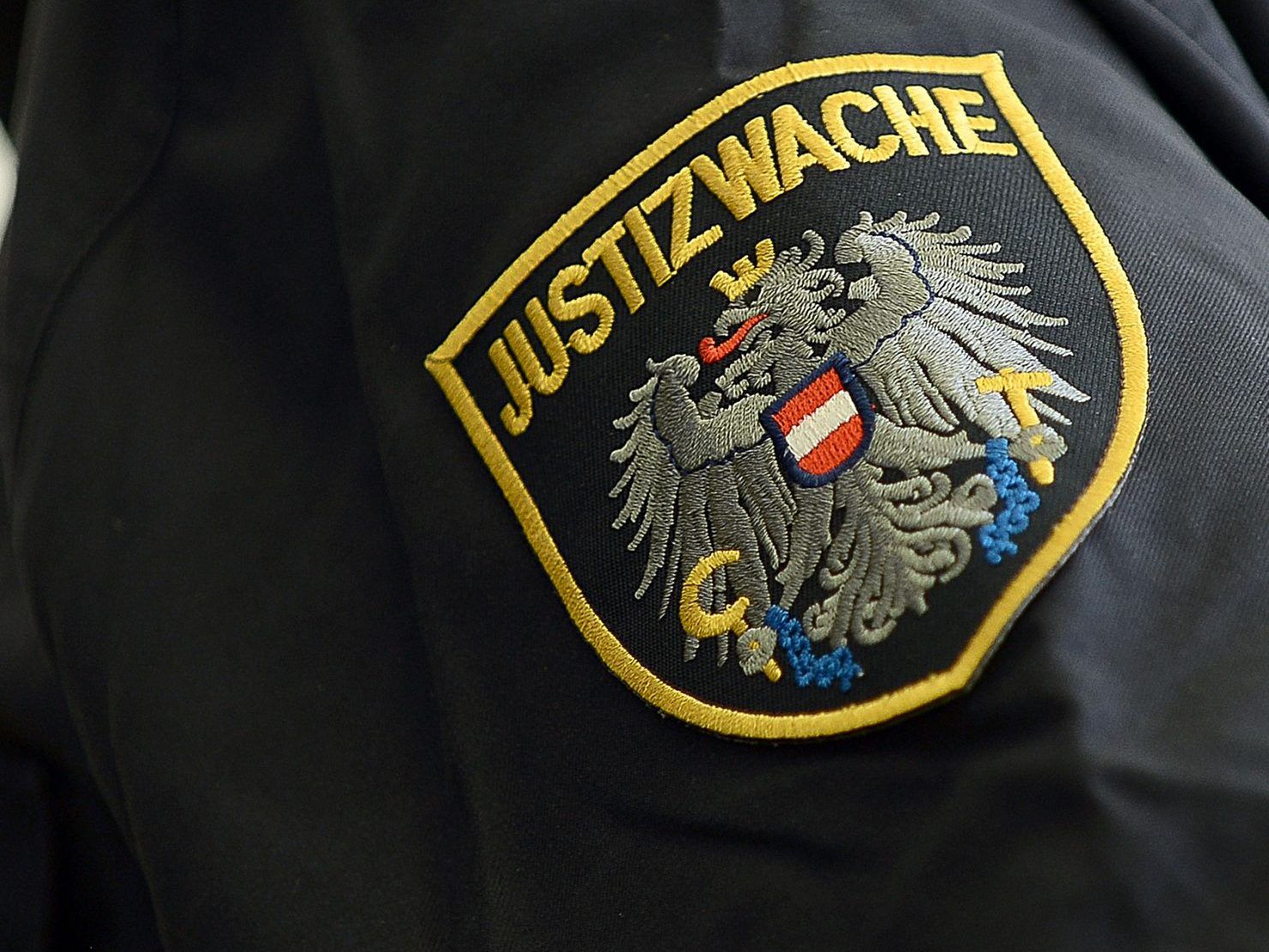 Als Justizwachebeamtin Handys ins Gefängnis geschmuggelt und mit Häftling intim gewesen: Prozess in Feldkirch