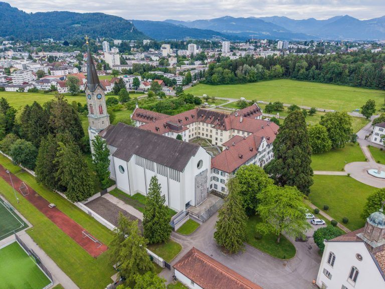 Ich verbrachte eine Nacht im Kloster und traf den wohl lustigsten Mönch Vorarlbergs