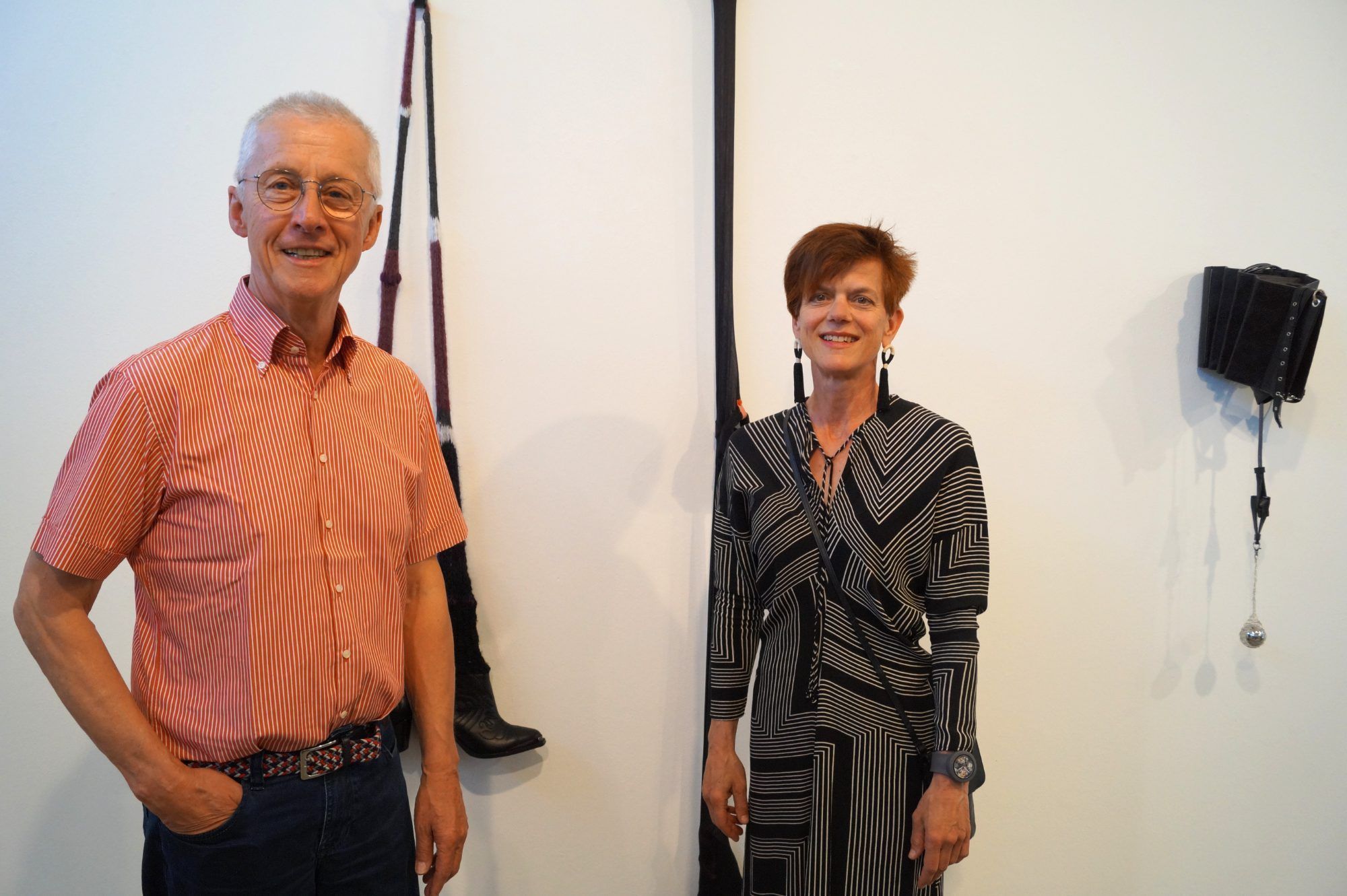 Galerist Erhart Witzel und Objekt- und Installationskünstlerin Uta Belina Waeger