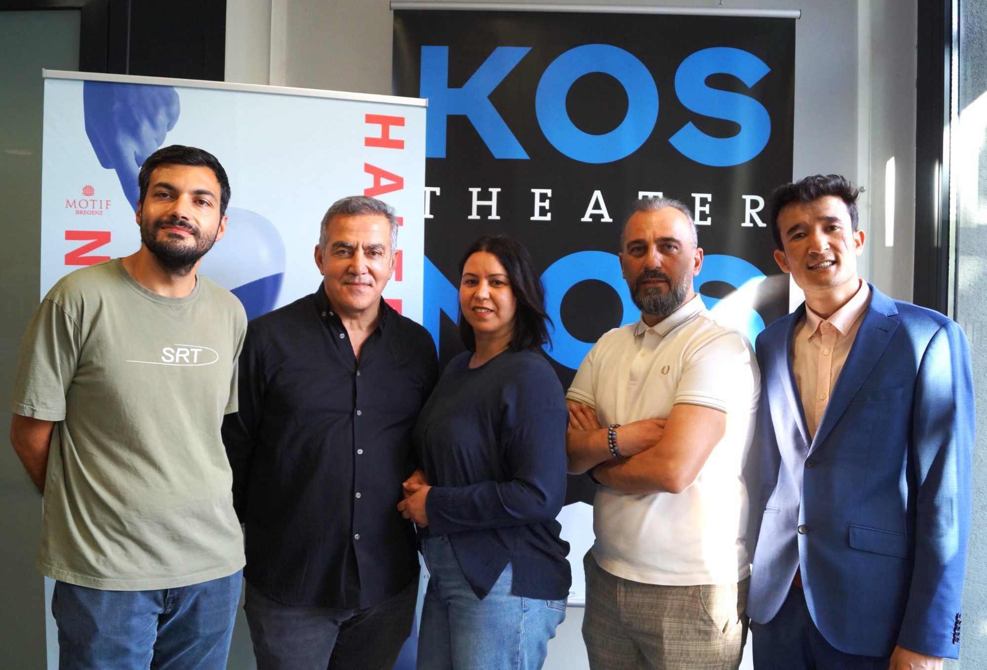 Ogulcan und Theaterleiter Yener Polat, Serap Savastürk. Yasar Capar und Rafudia Ahmadi
