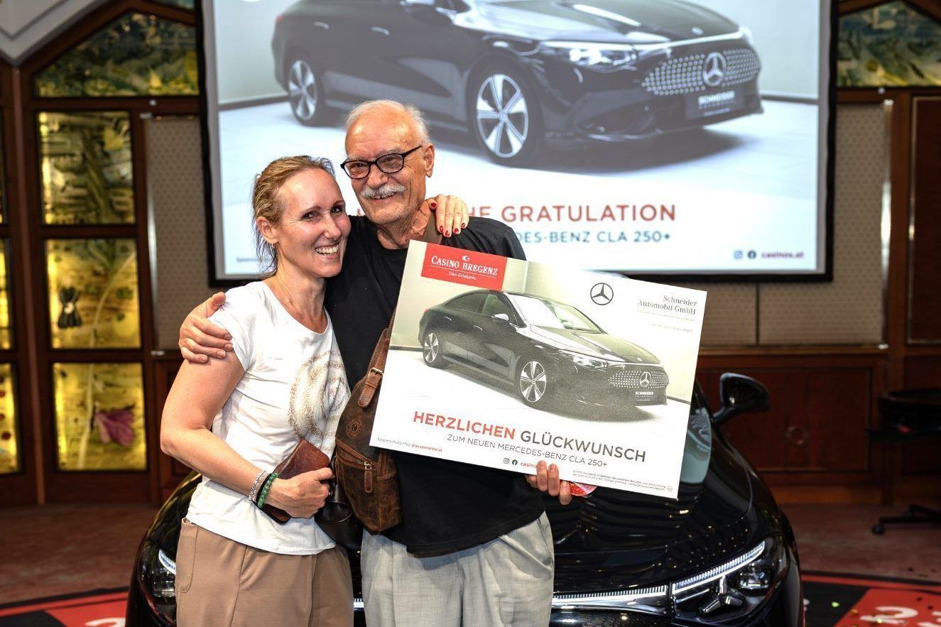 Der glückliche Gewinner umarmte seine Tochter Roberta