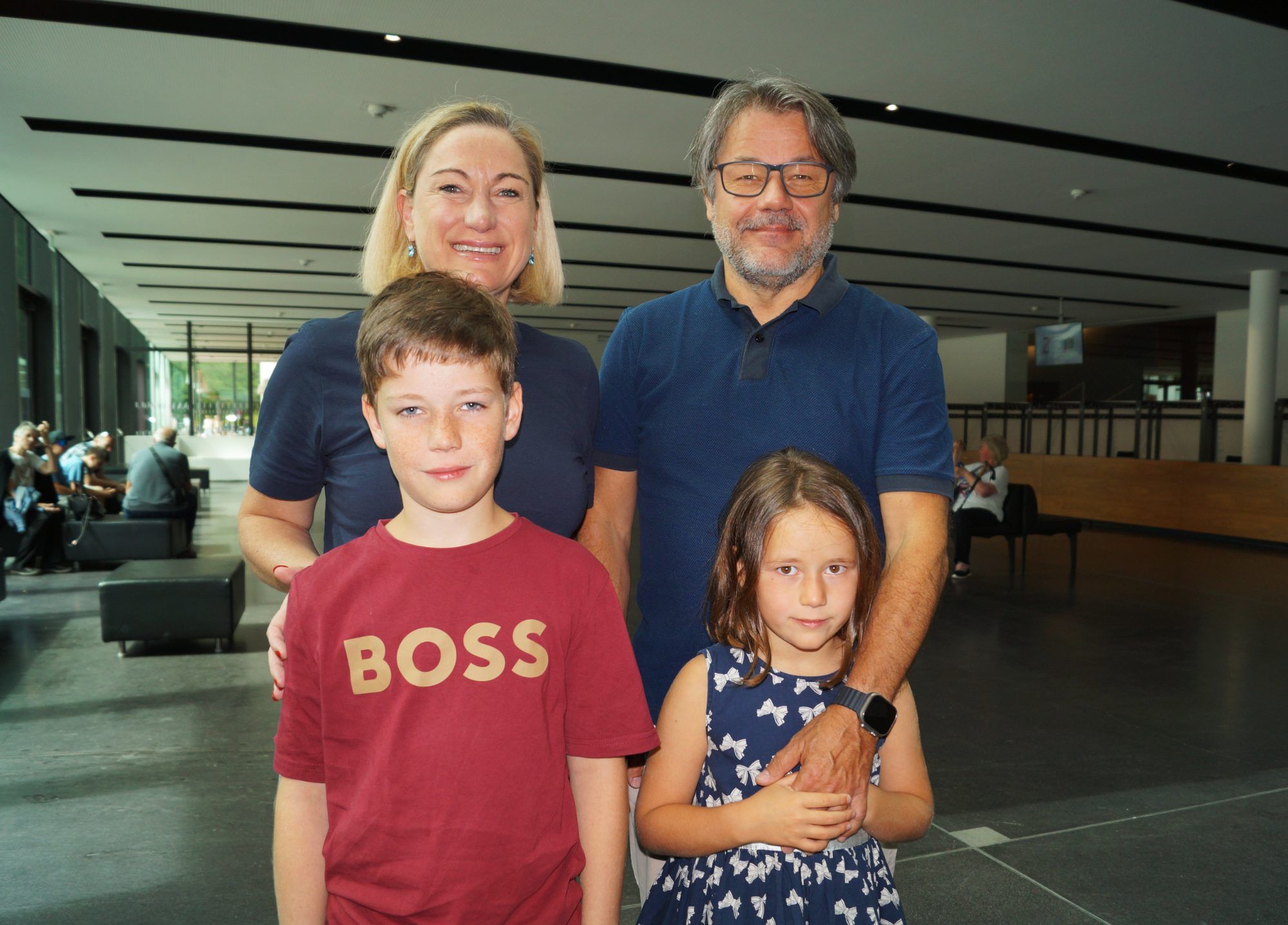 Helga und Alfred Boss mit Aurel und Asaria