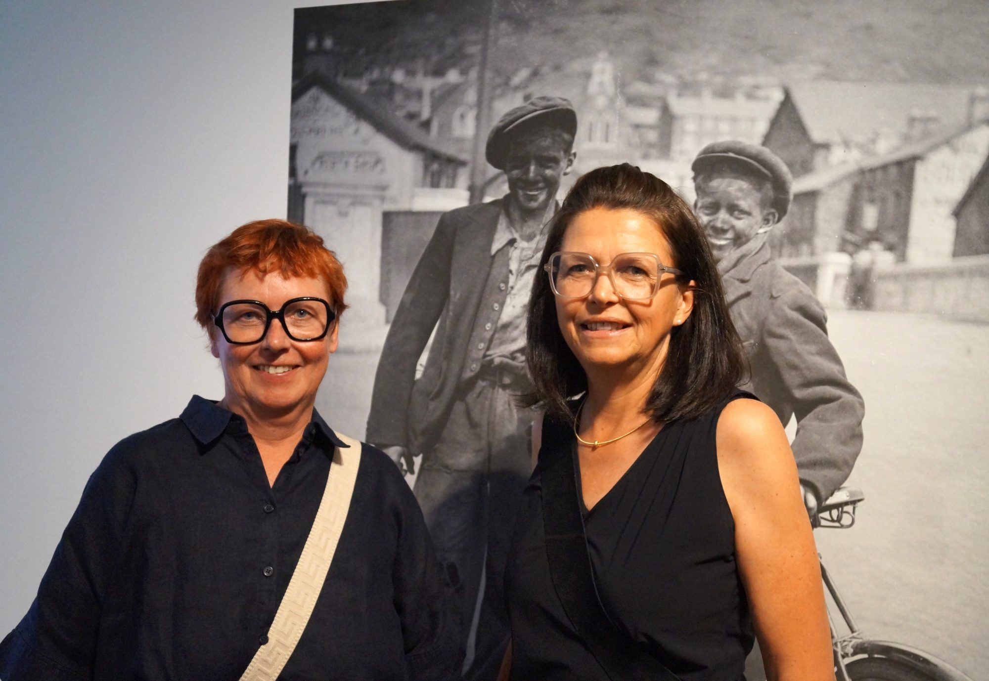 Karin Rusch und Renate Schmiedinger (beide Stadt Dornbirn) gefielen die Fotoarbeiten
