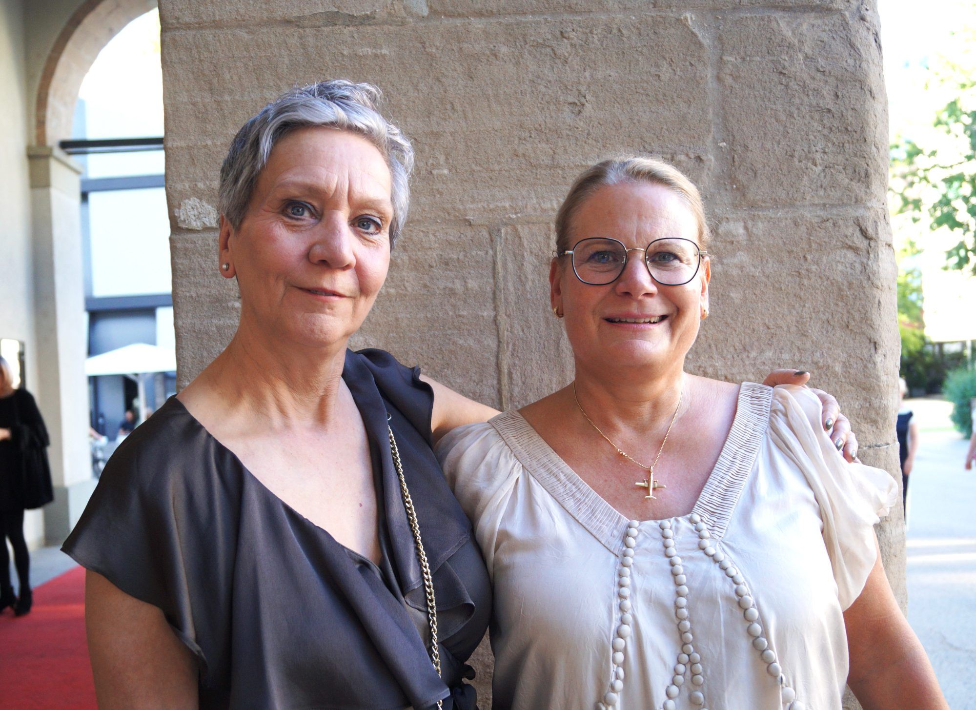 Christine Schnell von der Kostümabteilung und Pia Endres aus Lindau