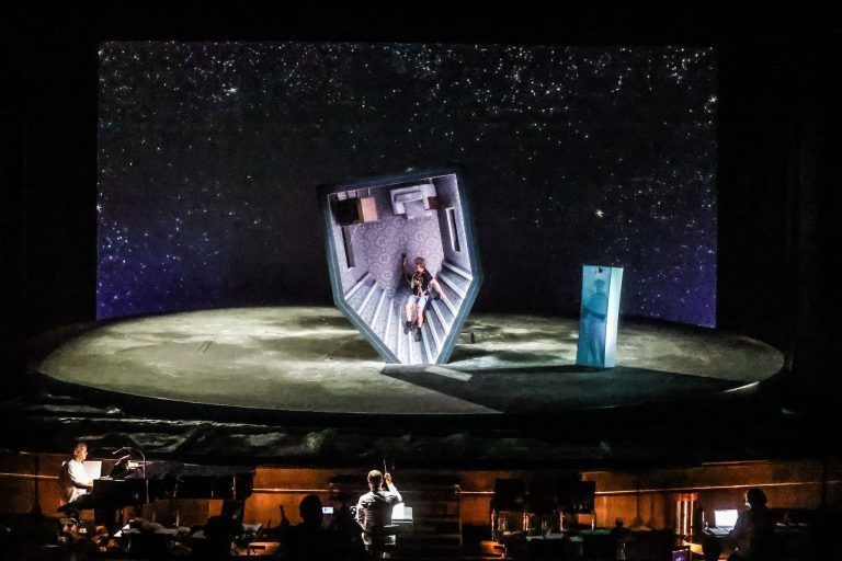 Bei den Festspielen geht es bierselig zum Mond
