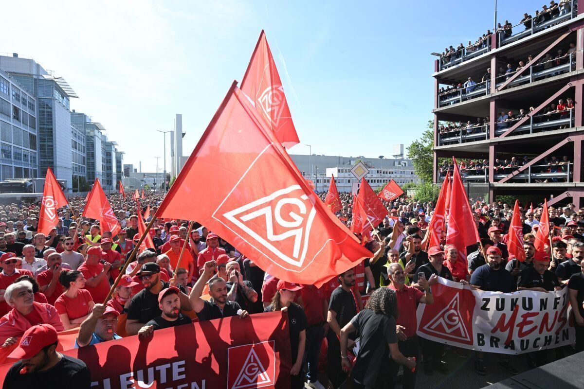 Tausende protestieren gegen Sparkurs bei Mercedes-Benz