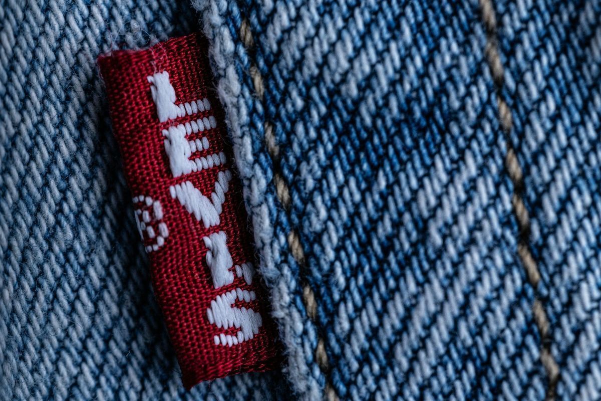 Levi Strauss hebt nach starkem Quartal Jahresziele an