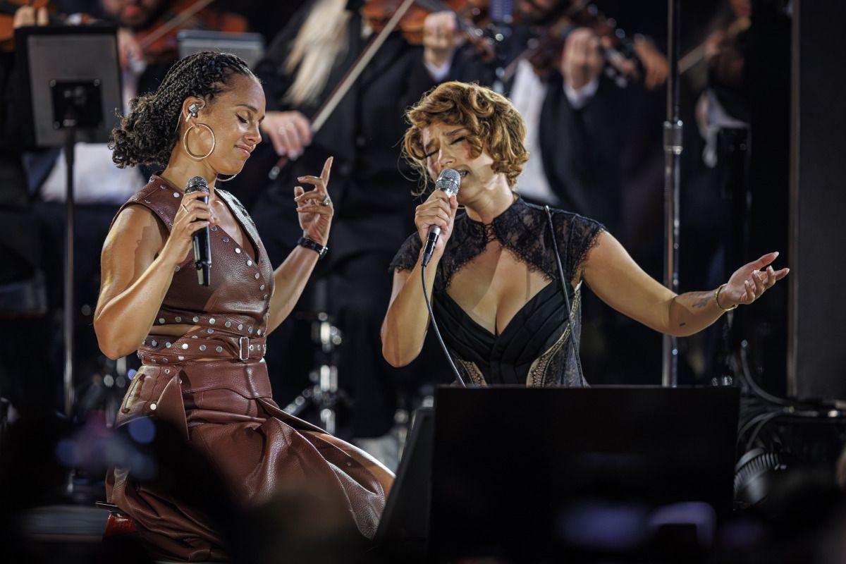 Raye eröffnete 60. Montreux Jazz Festival mit Alicia Keys