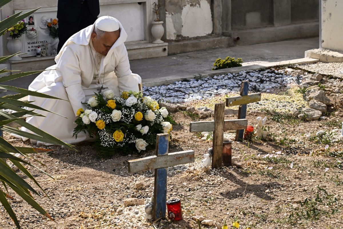 Papst besucht Friedhof der Namenlosen auf Lampedusa
