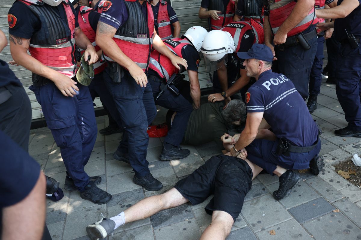 Albanien: Kritik an übermäßiger Polizeigewalt bei Protesten