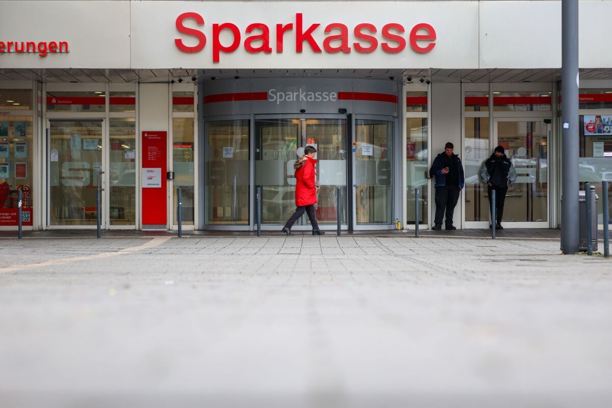 Sparkasse in Gelsenkirchen startet nach Coup Auszahlungen