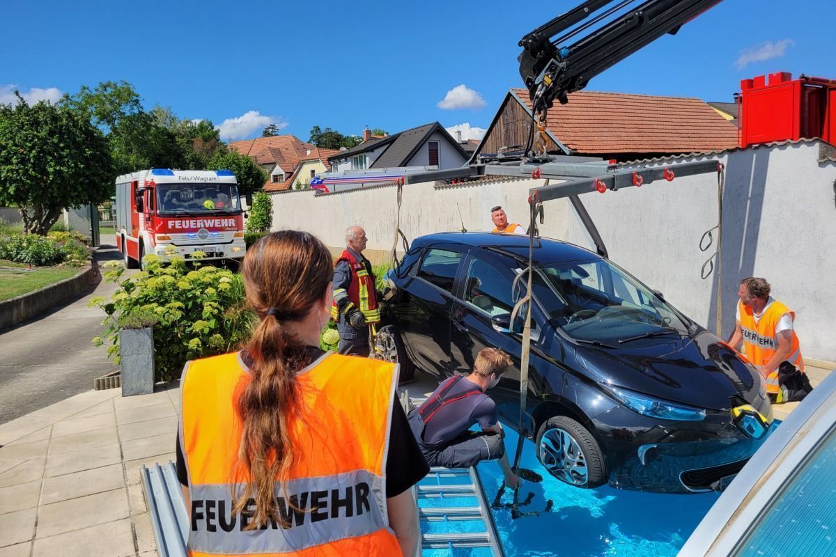 Auto rollte in Niederösterreich in Swimmingpool