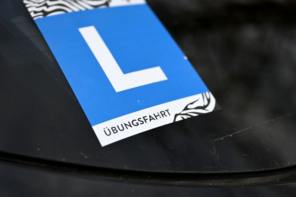 Auf Übungsfahrt Pedale verwechselt: Auto stürzt in Bach