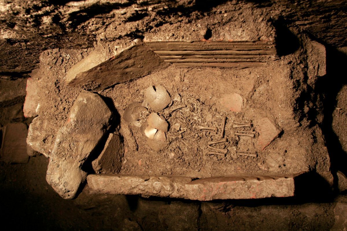 Frühmittelalterliches Grab in antiker Latrine von Ephesos