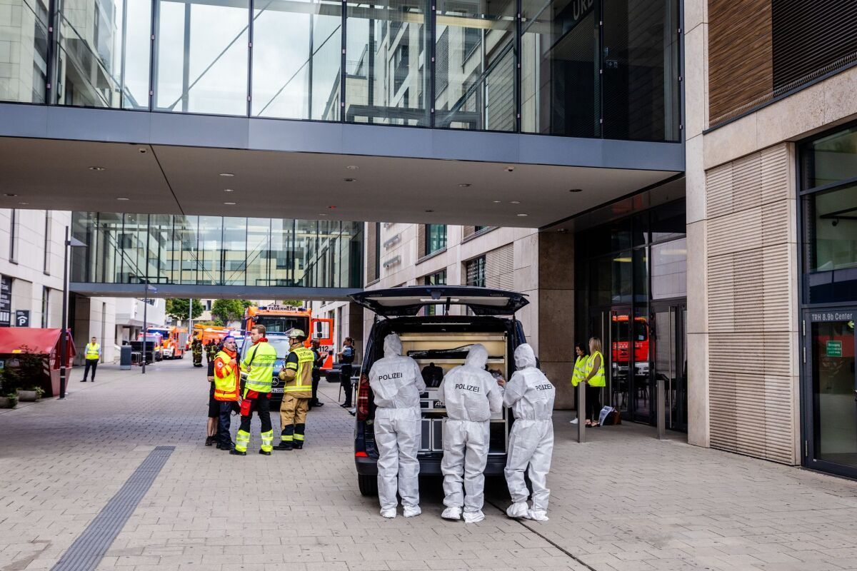 Frau in Deutschland niedergestochen und angezündet