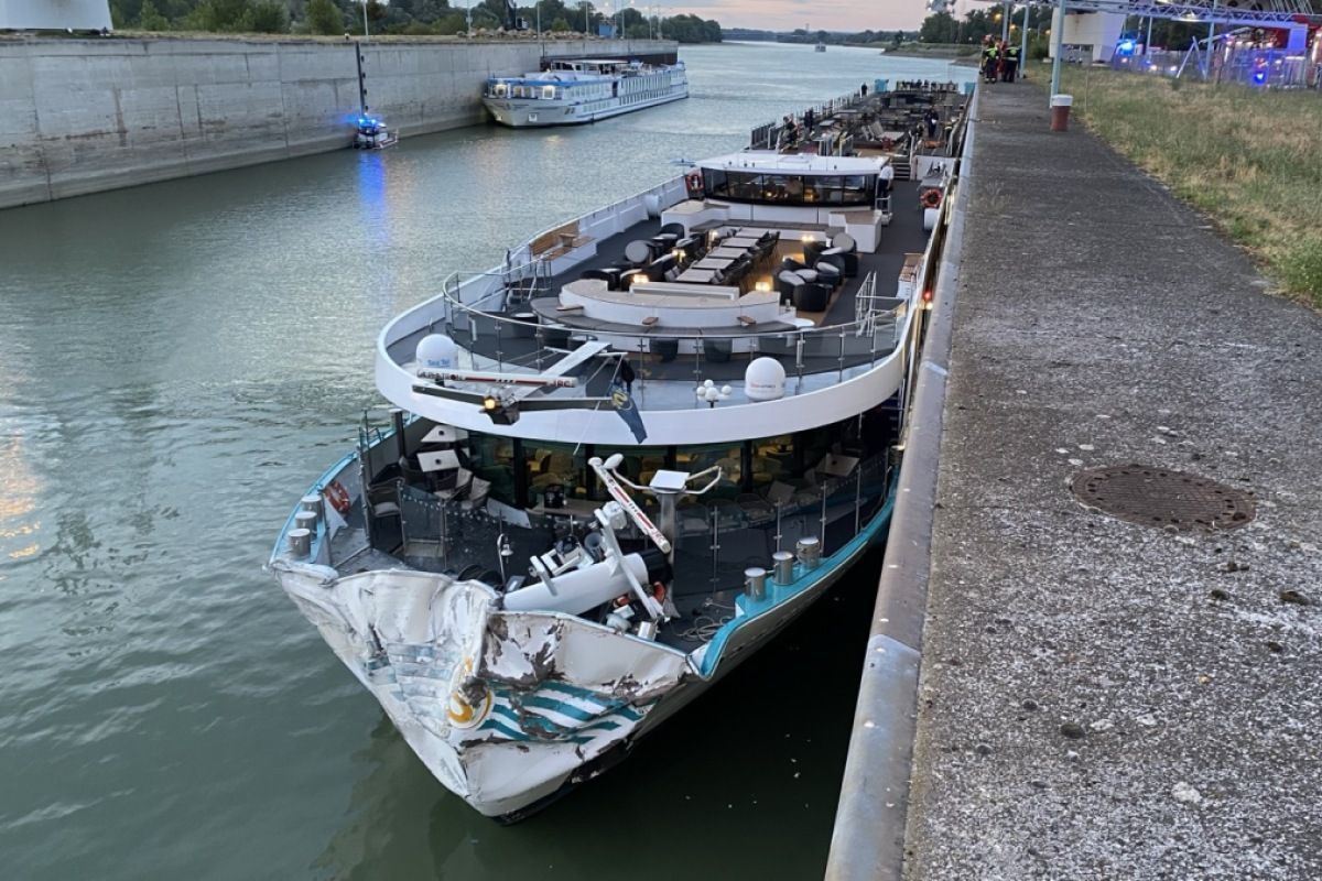Kreuzfahrtschiff stieß gegen Schleuse Freudenau in Wien