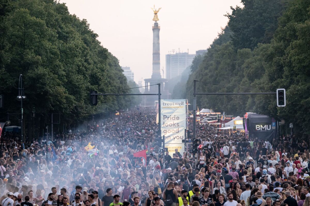 Auto fuhr in Menge: Verletzte bei CSD in Berlin