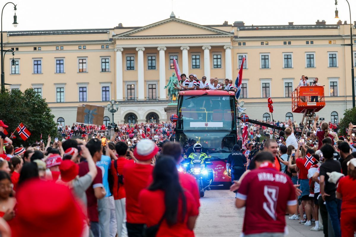 Über 100.000 Fans empfangen in Oslo Norwegens Team