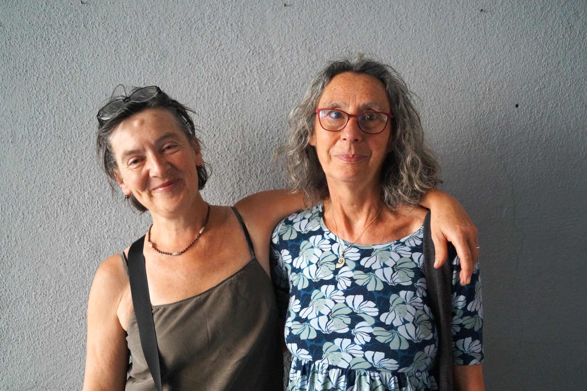 Isabella Birkeneder und Monika Wiese freuten sich auf das Literaturtrio