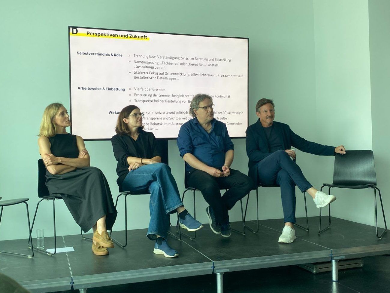 Bei der anschließenden Diskussion blieben die Referenten außen vor und die Architekten diskutierten heftig unter sich im Publikum. Am Podium: Eva Lingg-Grabher, Planerin, Carmen Schrötter-Lenzi, Architektin, Andreas Flora, Univ. Innsbruck, Markus Rhomberg, Politologe 