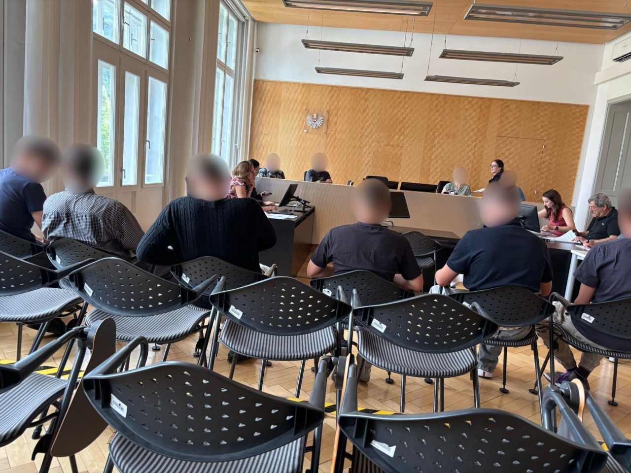 Selbsternannte Pädophilenjäger lachen im Gerichtssaal