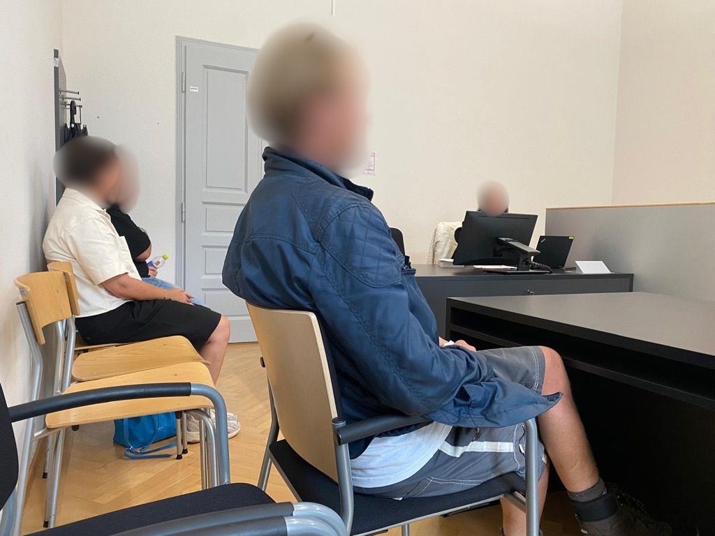 Drohungen, Griff an den Hintern: Ungewöhnlicher Auftritt vor Gericht