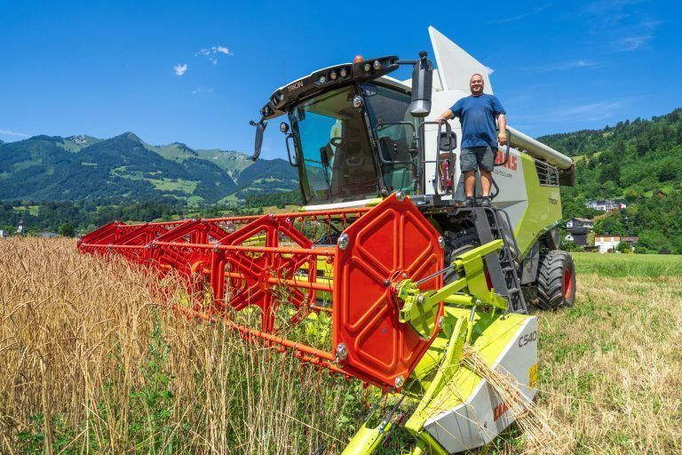 15 Tonnen, 400 PS und ein Feld voller Dinkel