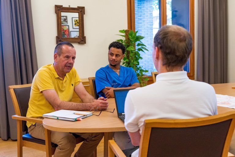 Vom Fußballfeld zum Pflegeberuf: "Über die schönen Momente könnte ich stundenlang reden"