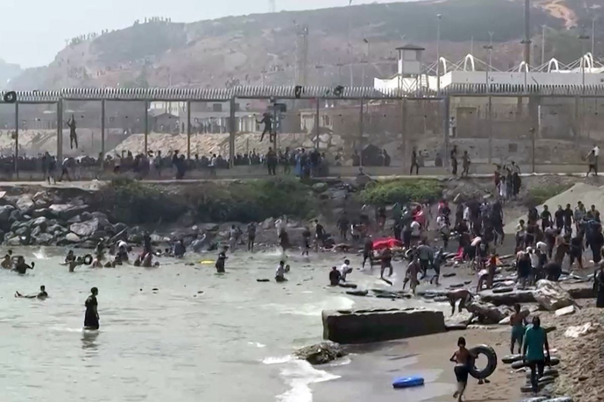 Tausende Migranten stürmen spanische Exklave Ceuta in Marokko