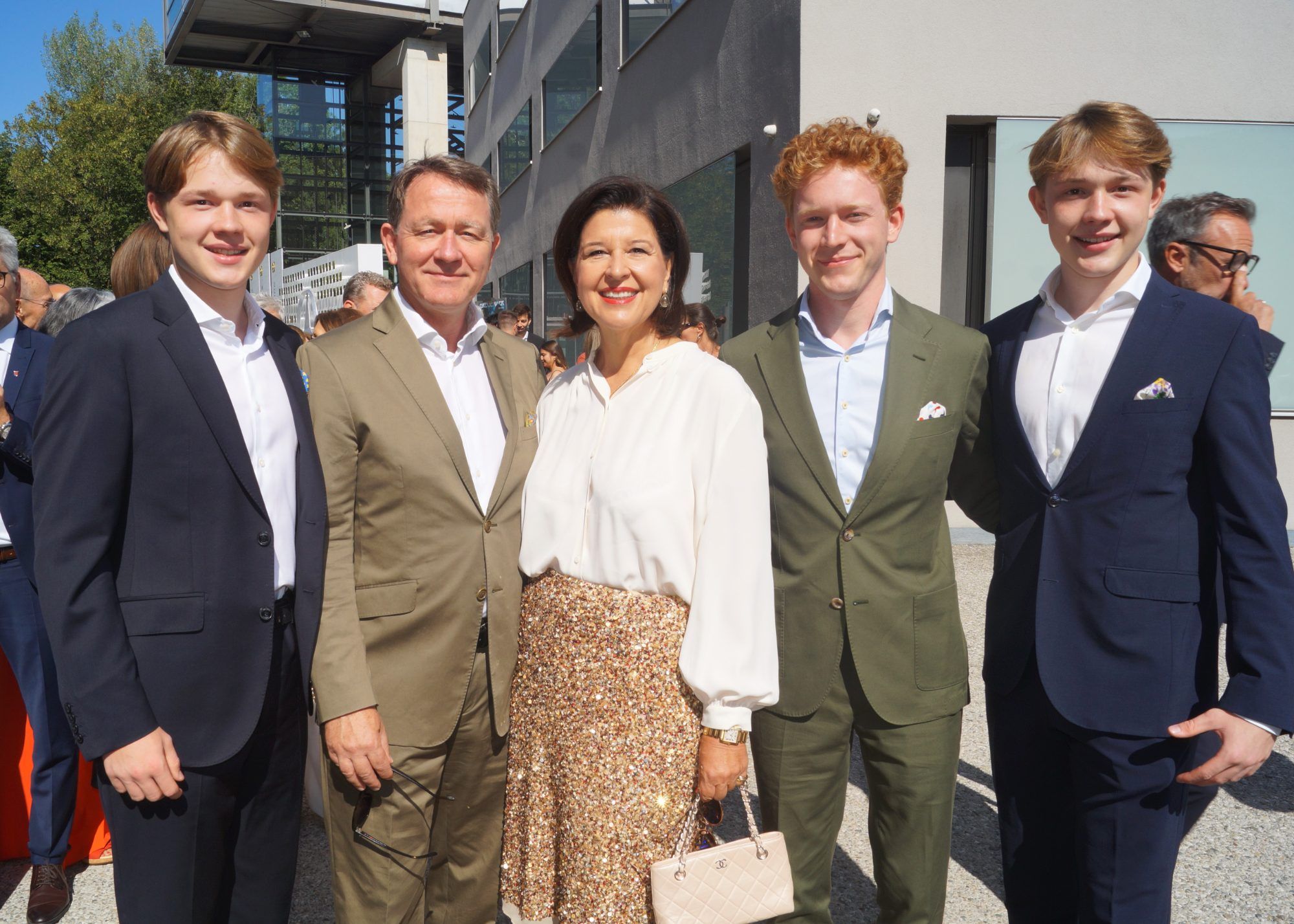 Vizepräsidentin Verena Brunner-Loss mit Oskar, Patrick, Vinzenz und Anton