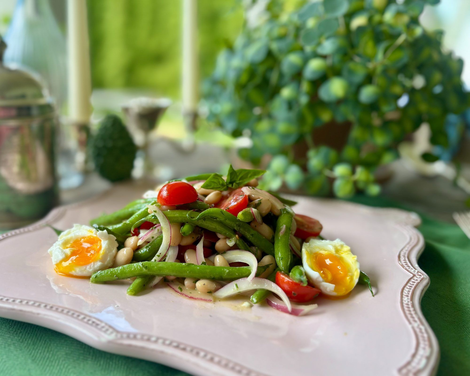 Bohnensalat mit Tomaten und wachsweichem Ei