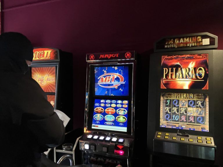 ABD0003_20250118 – SALZBURG – STERREICH: ++ HANDOUT ++ Bei Razzien in drei verbotenen Salzburger Spiellokalen haben Finanzpolizei und Polizei Mitte Dezember 22 Spielautomaten beschlagnahmt. Eines der Lokale war im Keller eines Gebudes versteckt, in dem eine Behrde einquartiert ist. Die illegale Glcksspielszene hat ihre Rumlichkeiten inzwischen so gut abgesichert, dass bei allen drei Razzien Beamte [&hellip;]