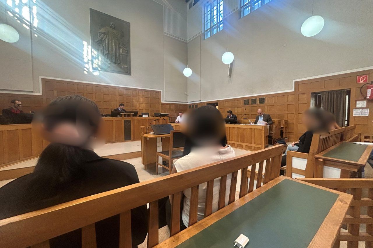 Bewusstlosen Mann in Feldkirch getreten, bestohlen und alles mit Handy gefilmt: Junge Frauen vor Gericht
