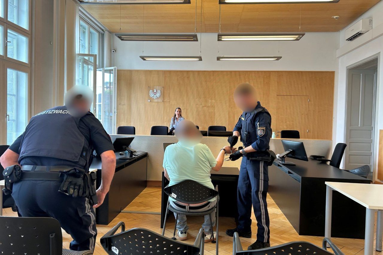 Mann soll Freundin "grün und blau" geschlagen haben: Gewaltprozess nach Freispruch neu aufgerollt