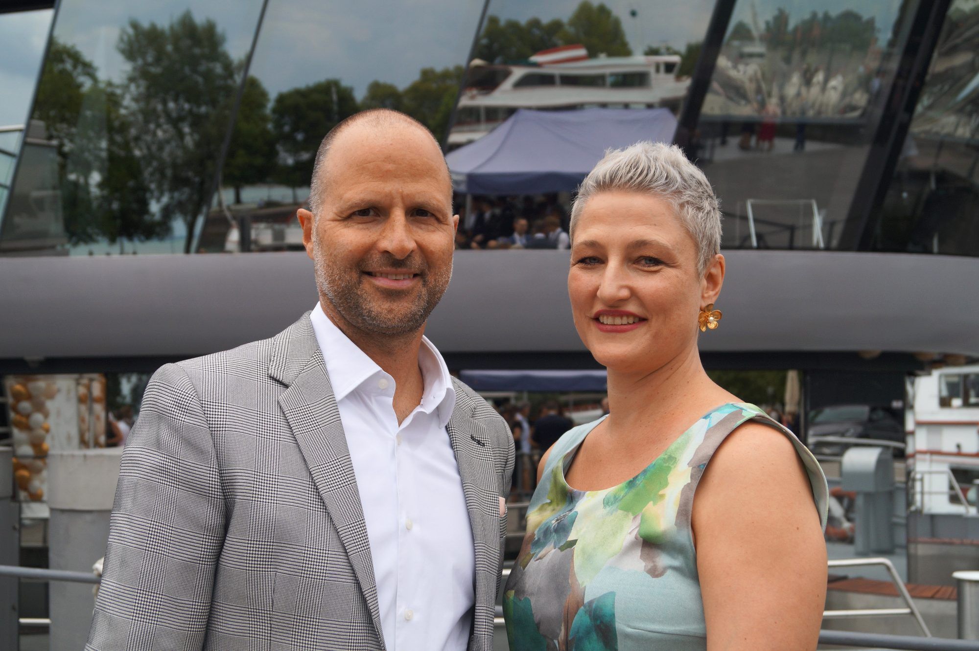 Landesrat Marco Tittler mit der Obfrau von Mensch im Tourismus Ellen Nenning.