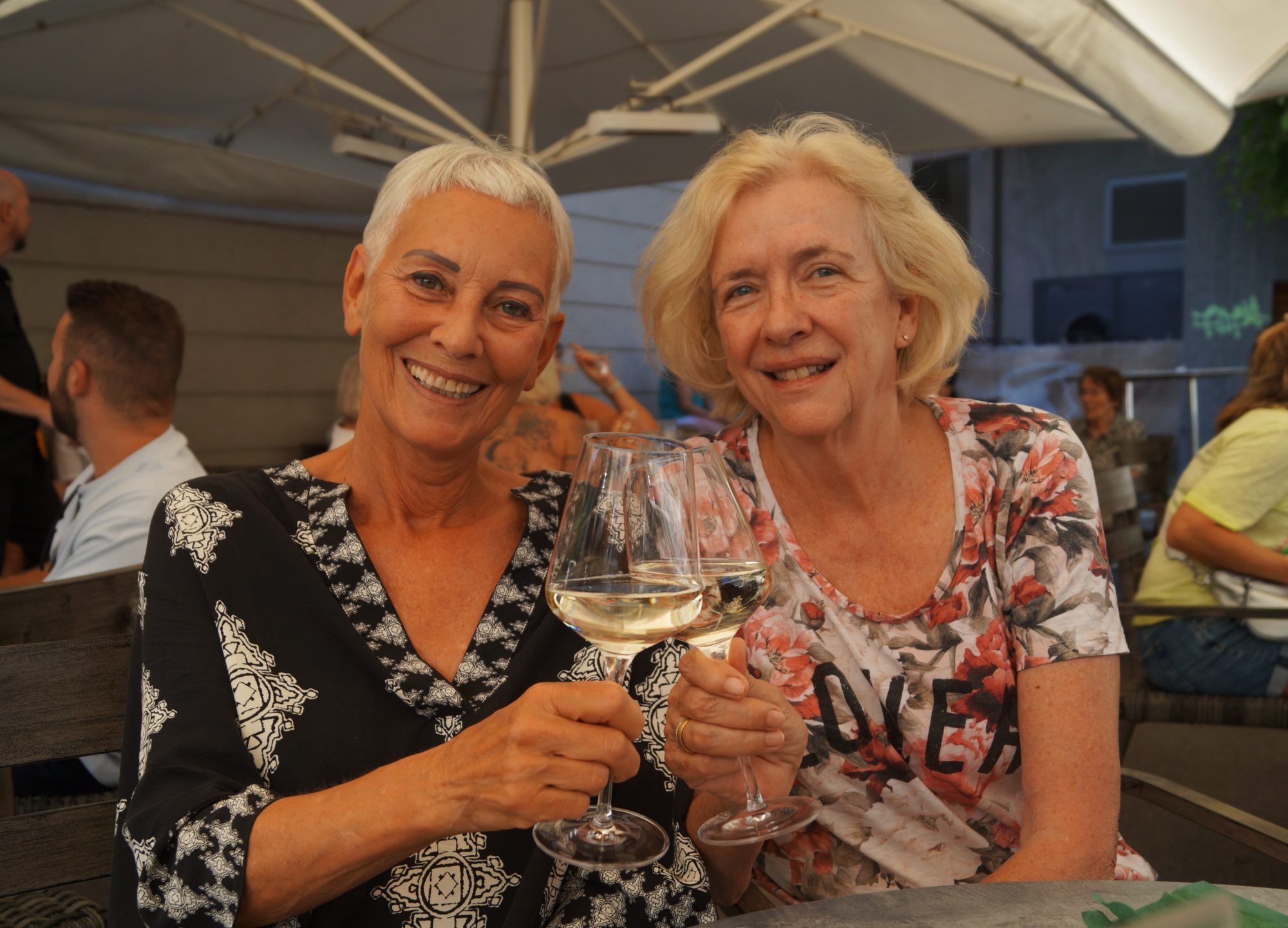Astrid Bachstein und Gabriele Bonfils genossen die Eröffnung