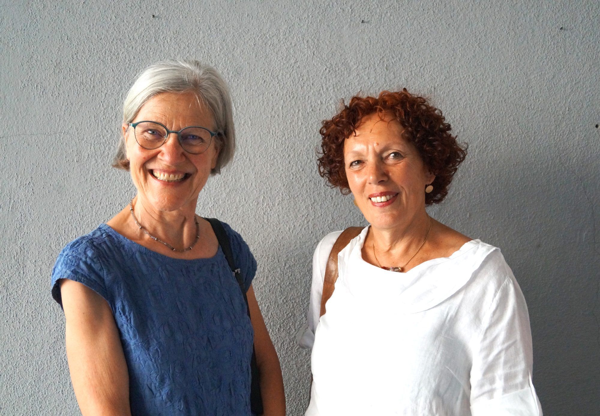 Christine Rhomberg und Karin Kolb auf der Suche nach Sommerlektüre