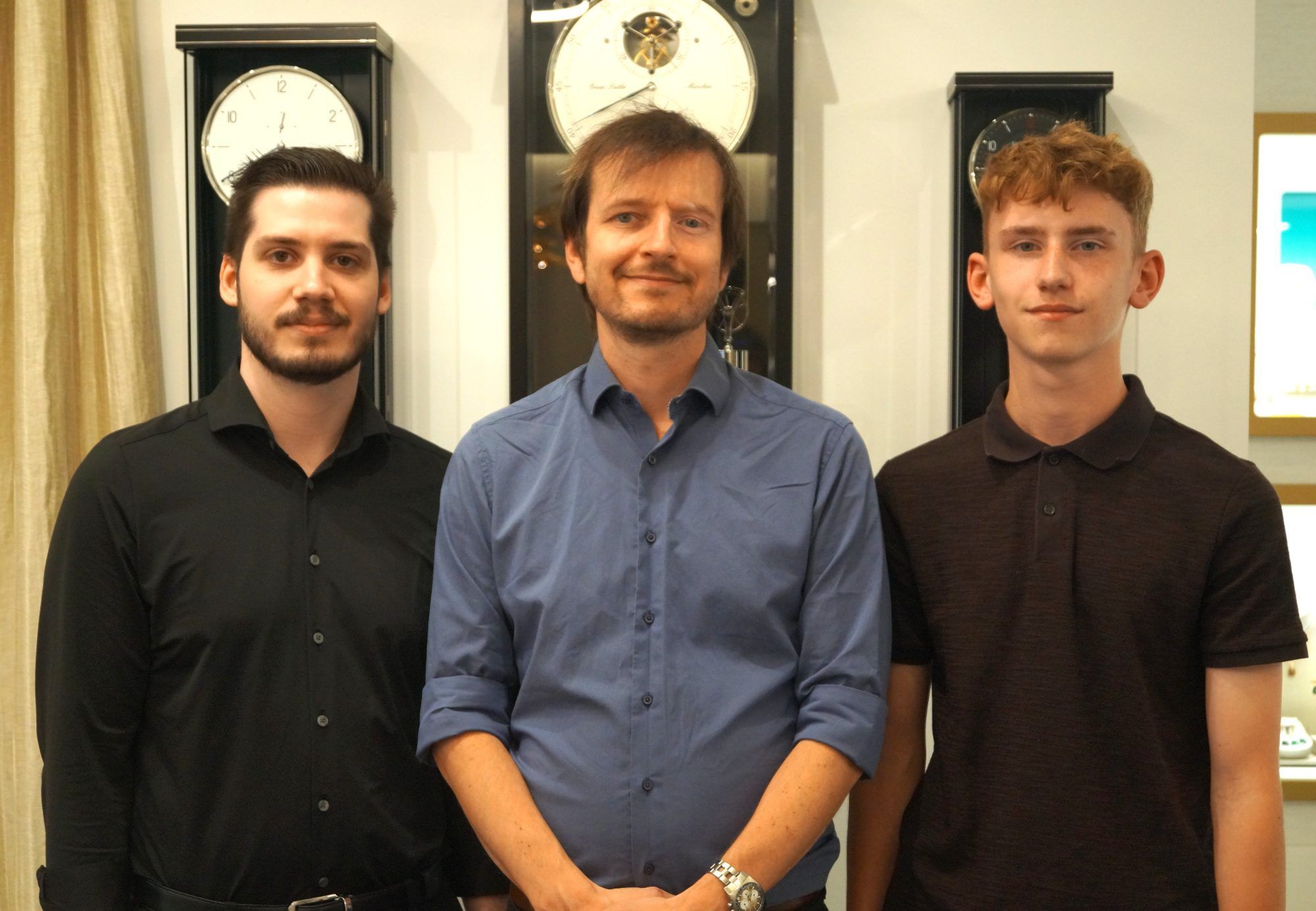 Uhrmachergeselle Clemens Romanofsky, Werkstättenleiter Johannes Bertsch und Lehrling Niclas Bergmann