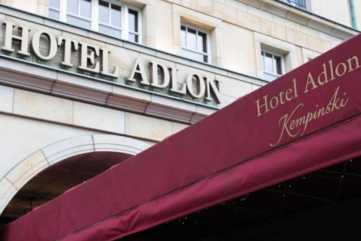 Adlon soll für mindestens 280 Mio. Euro verkauft werden