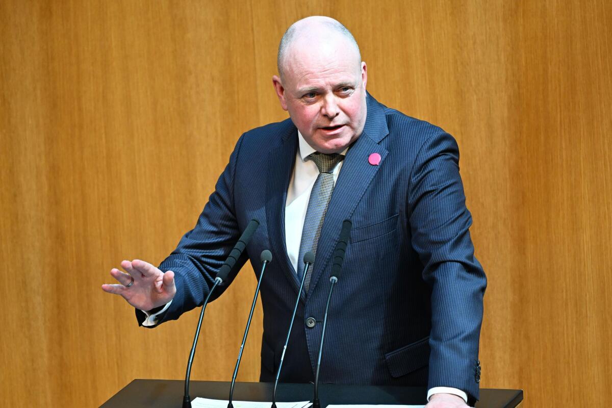 NEOS drängen auf Sonntagsöffnung im Handel