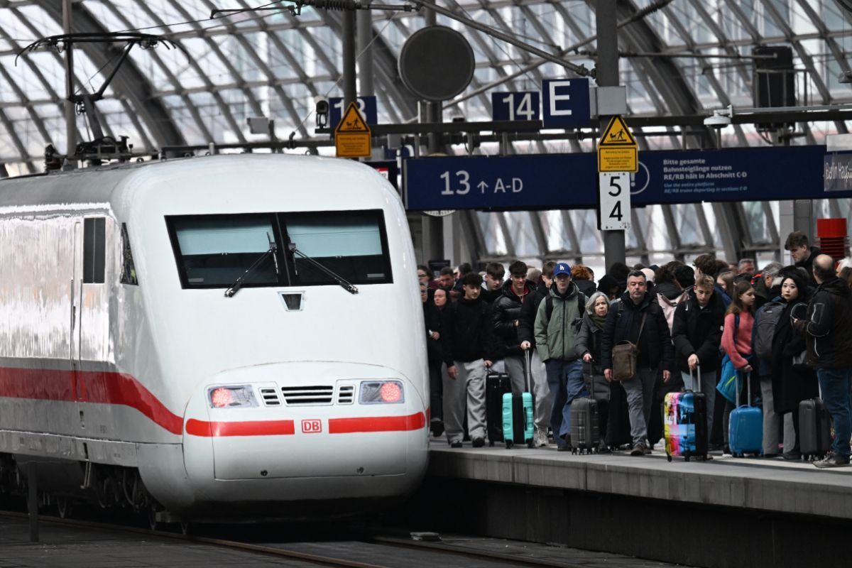 Deutsche Bahn - Minister will Boni an Pünktlichkeit koppeln