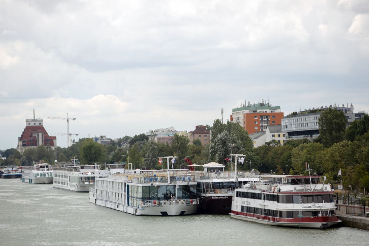 Flusskreuzfahrtschiffe bleiben wegen Niedrigwasser länger