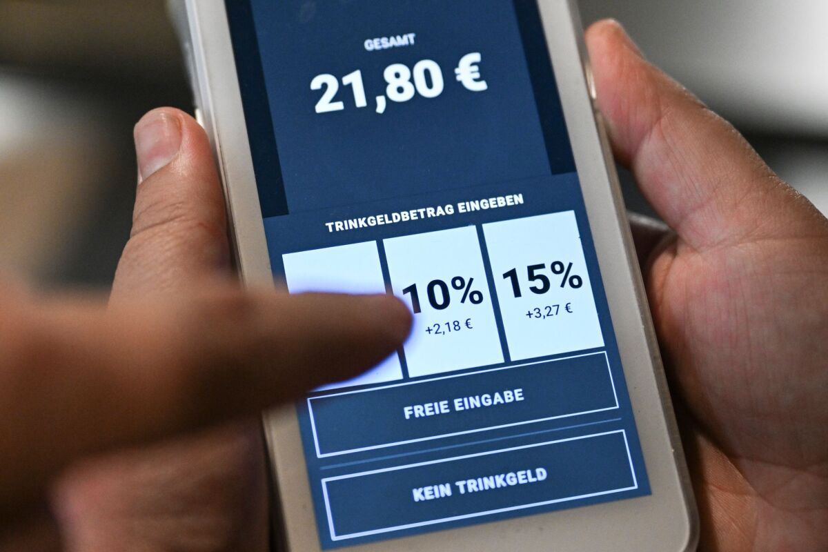 Verbraucherschützer monieren Tricks bei Trinkgeld per Karte