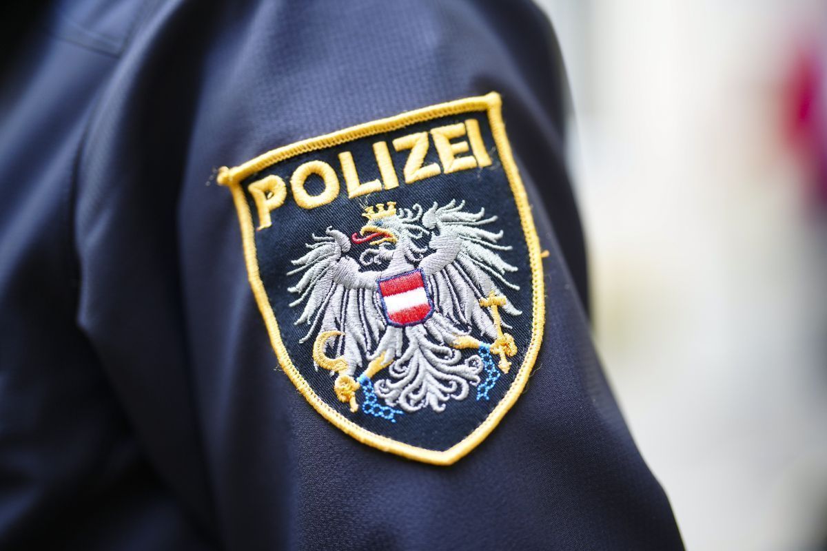 E-Scooter-Fahrer und Polizist bei Kollision schwer verletzt